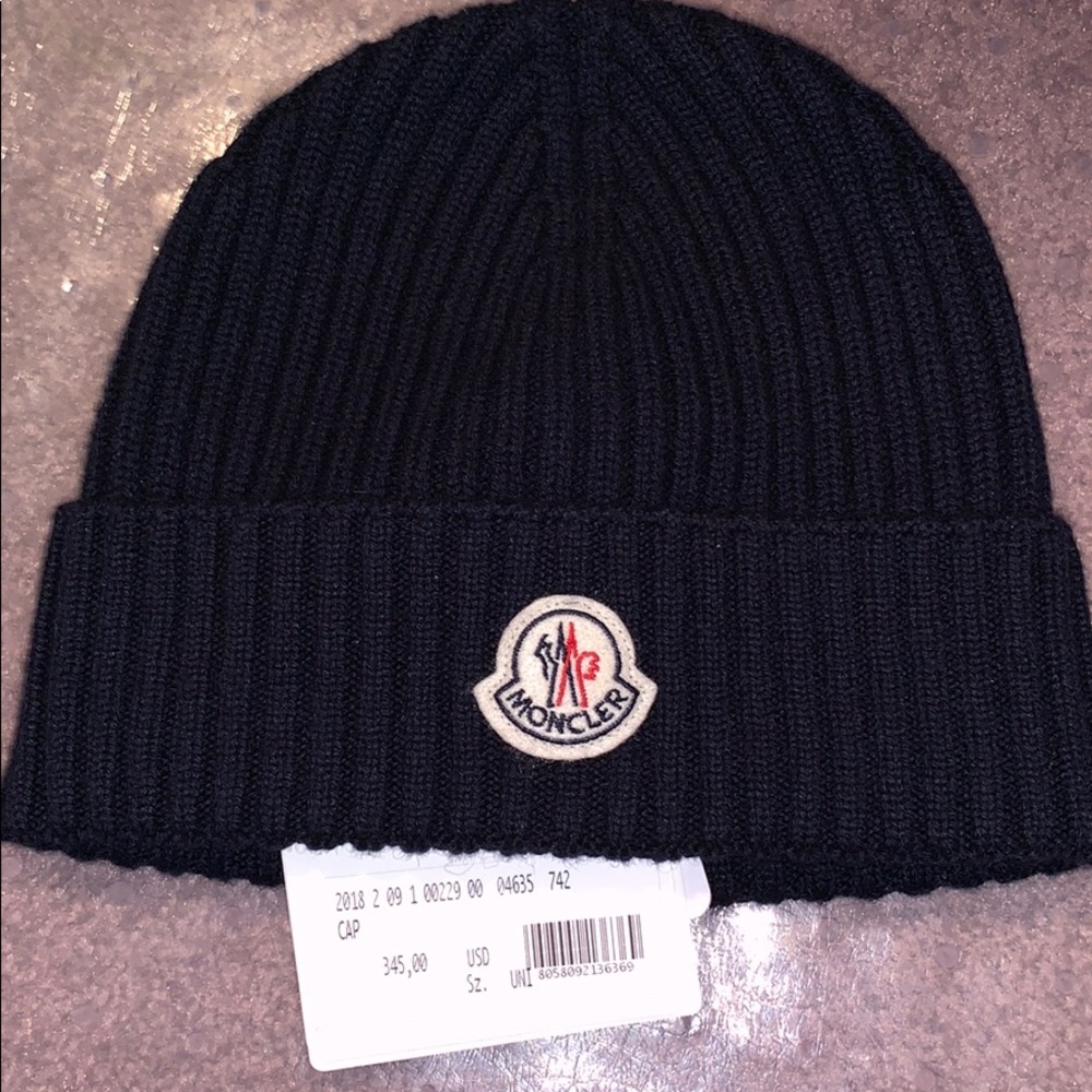 Moncler hat
